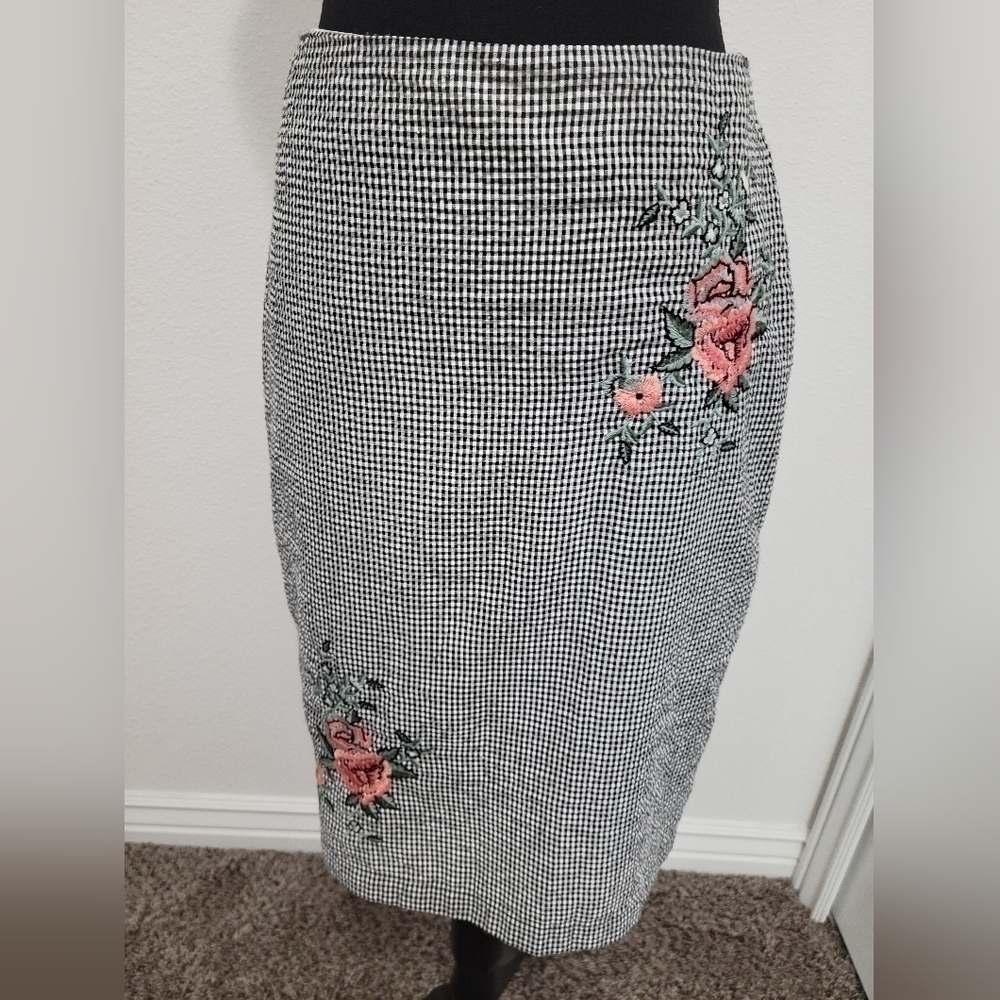 DownEast Black and White Checkered Midi Pencil Skirt with Floral Details  - Picture 5 of 12